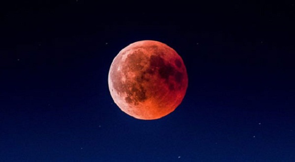 Luna de fresa esta noche