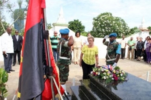 Ministra cubana rinde homenaje a internacionalista Argüelles