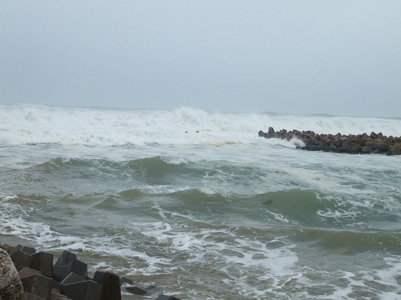 Continúan marejadas en la costa norte del oriente cubano