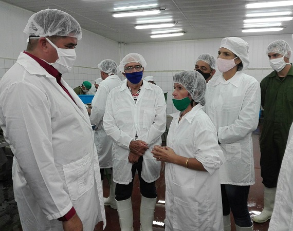 Ministro de la Industria Alimentaria recorre entidades del sector en Santa Cruz del Sur, Camagüey (+ Fotos)