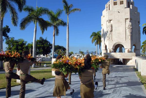 Homenaje de Fidel y Raúl al Héroe Nacional de Cuba