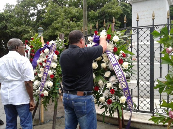 Ofrendas de Raúl y Díaz-Canel al Padre de la Patria