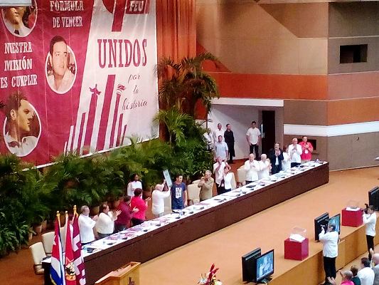 Universitarios cubanos confieren a Raúl y Machado Ventura premio Alma Máter