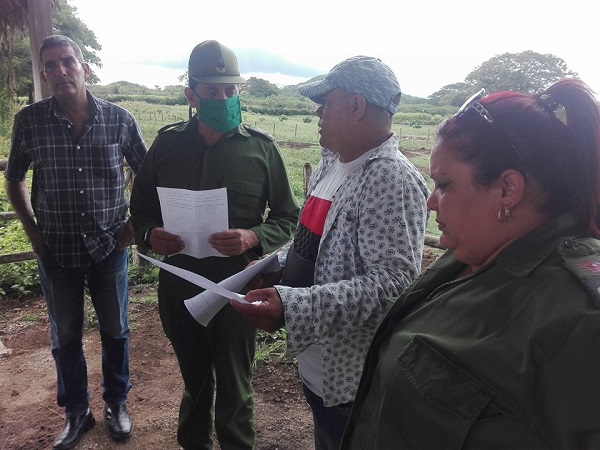 Autoridades políticas y gubernamentales en la provincia chequean producción de alimentos en Jimaguayú