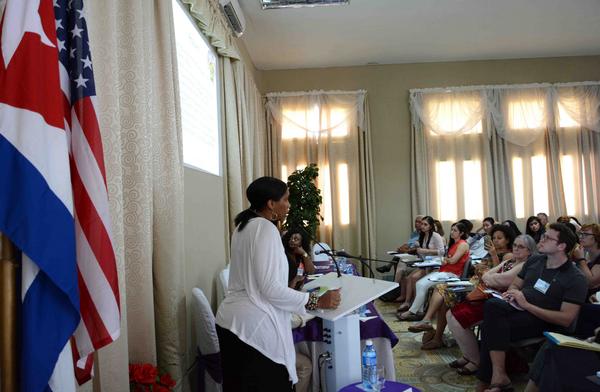 Profesora Ebony Terrell.