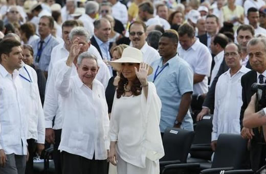 Raúl y Cristina asisten a primera misa del Papa Francisco en Cuba