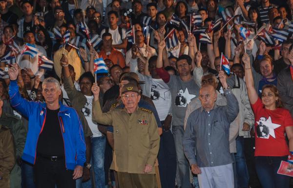 Raúl Castro encabeza Marcha de las Antorchas en la capital cubana (+ Fotos)