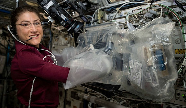 Astronauta de EE.UU. implanta récord de vuelo espacial más largo entre féminas