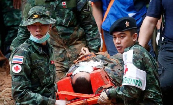 Hallan con vida a niños perdidos en una cueva inundada en Tailandia
