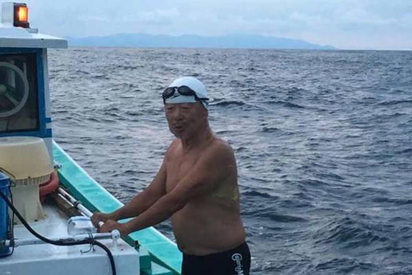 Japonés de 73 años cruza a nado estrecho de Tsugaru