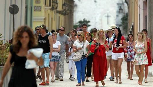 Pretende Cuba superar en 2019 los cinco millones de visitantes