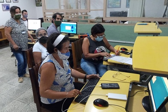 Profesora de Filosofía junto a sus estudiantes de la carrera de Comunicación.