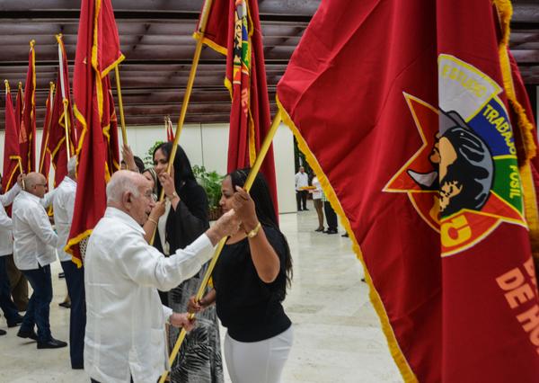 Reconocen a jóvenes destacados de la vanguardia comunista (+ Fotos)