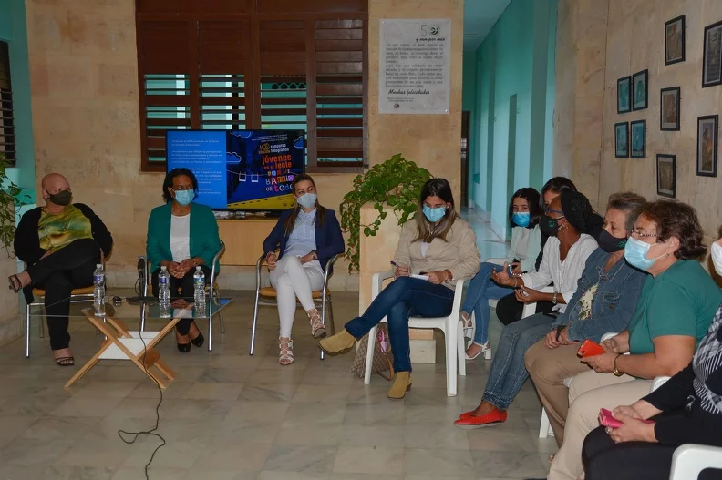 Intercambia viceprimera ministra Inés María Chapman  con investigadores del Centro de Estudios sobre la Juventud