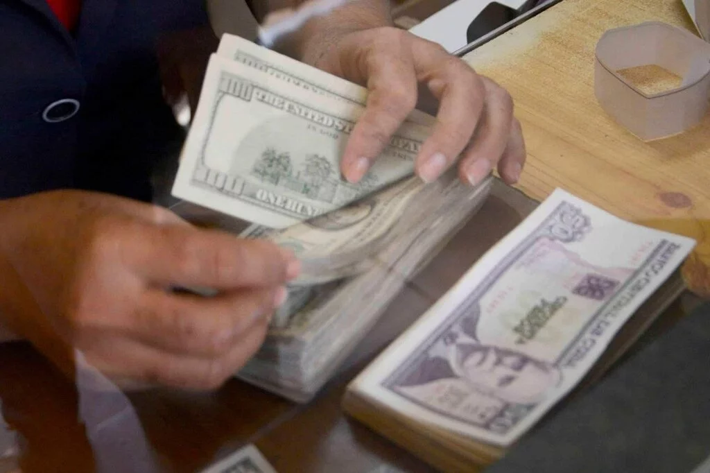 Venta de divisas a la población: un paso hacia el mercado cambiario en Cuba 