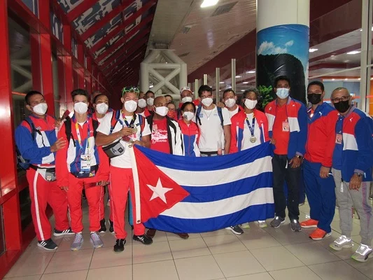 Canoístas cubanos victoriosos regresan a la patria