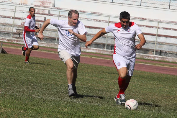 Embajador británico destaca esfuerzos en Cuba para desarrollar el fútbol