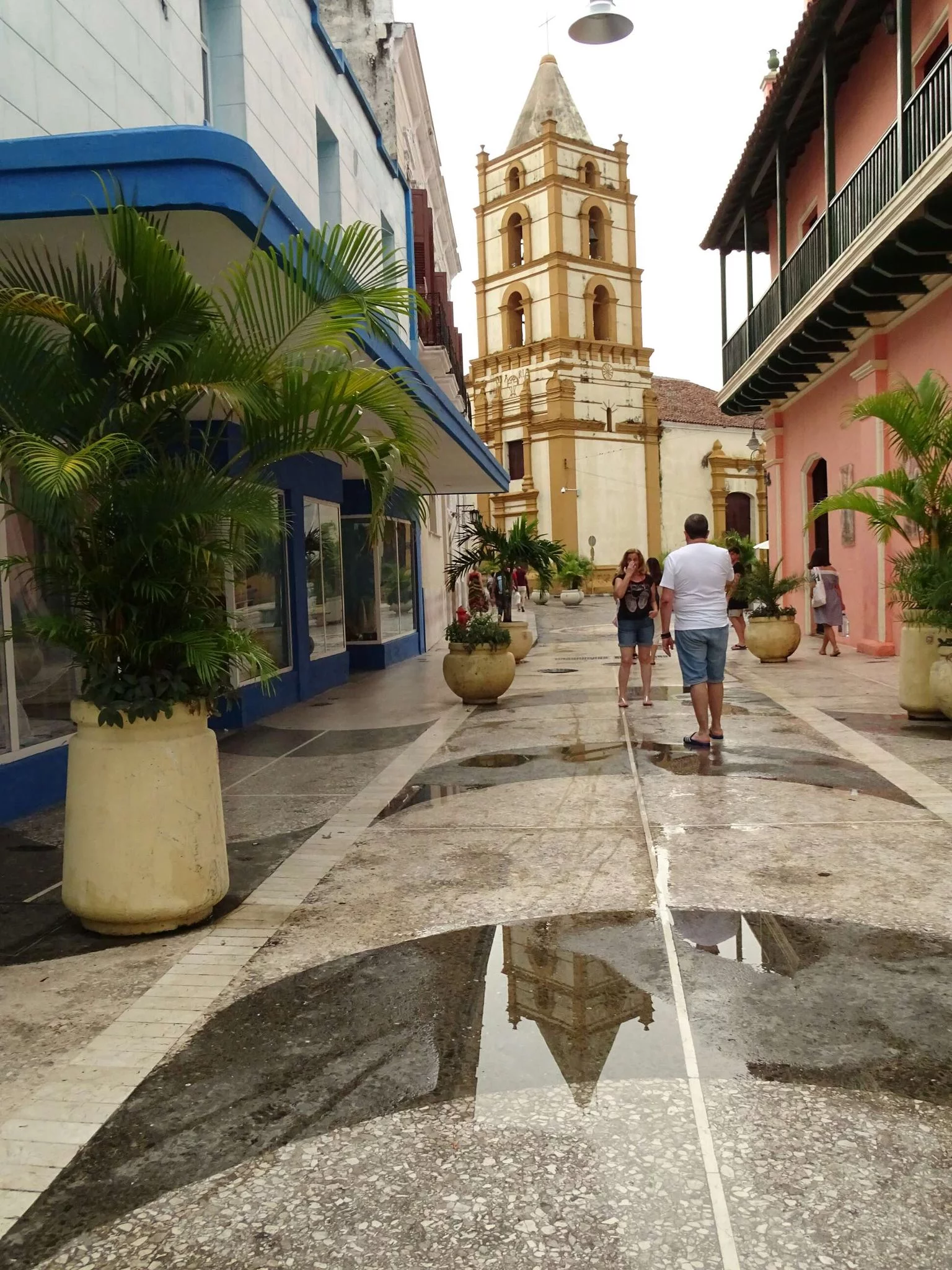 Caminando por el bulevar de Camagüey