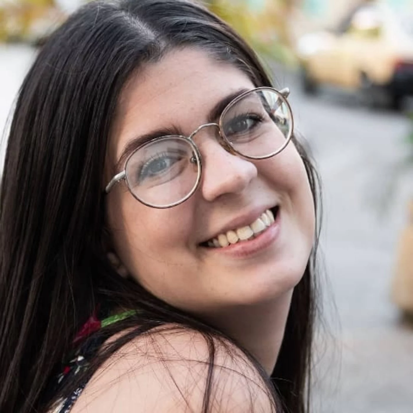 Sailin actriz camagüeyana con grandes espejuelos y sonrisa infinita (+ Audio)