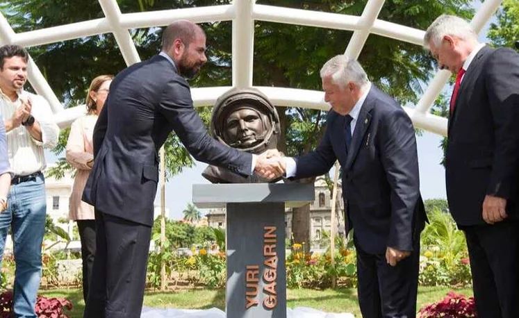 Develan en Nicaragua busto de cosmonauta Yuri Gagarin
