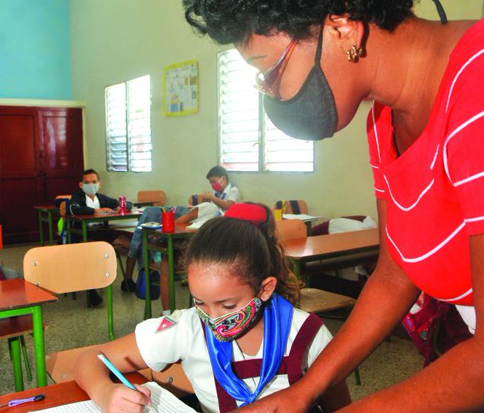 Felicita Presidente de Cuba a educadores en su día