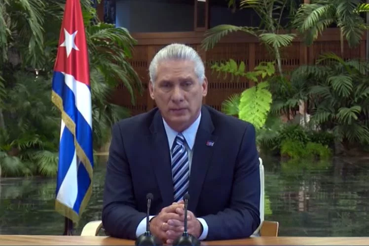 Presidente de Cuba denuncia bloqueo estadounidense en foro de partidos en Rusia