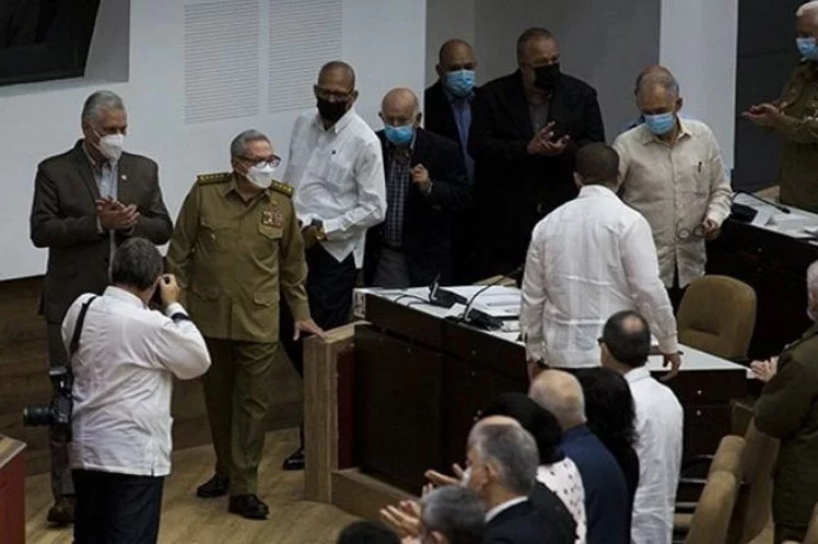 Sesiona Parlamento de Cuba con presencia de Raúl Castro y Díaz-Canel