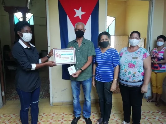 Colectivos de Camagüey reciben placa 60 Aniversario del Sindicato de la Administración Pública (+ Post)