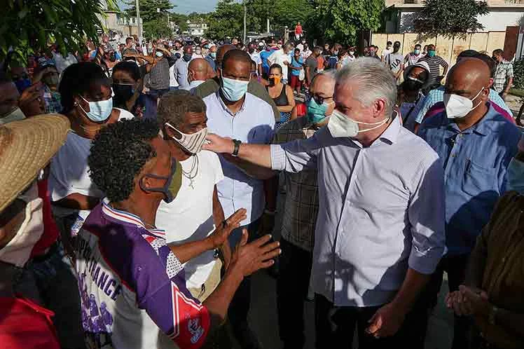 El presidente y la gente del barrio en Cuba