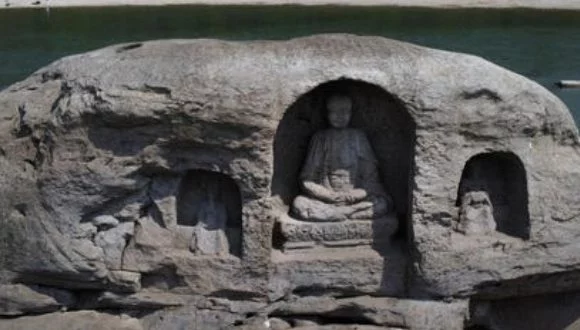 La sequía en China revela estatuas ocultas bajo el río Yangtzé