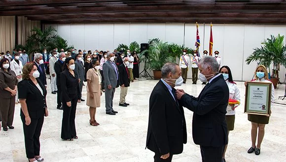 Díaz-Canel condecora a científicos cubanos con título de Héroe del Trabajo de la República (+ VIDEO)