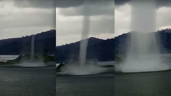 Une trombe d'eau très impressionnante se forme au milieu d'un lac africain