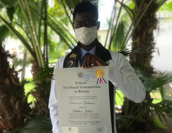 Estudiar medicina en Cuba, un orgullo para Comlan y Habibou (+ Foto) 