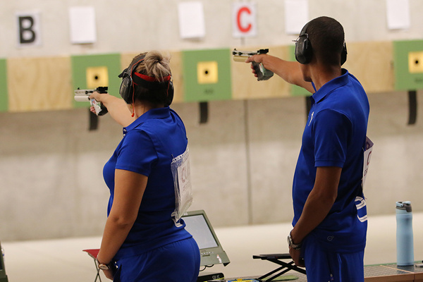 Laina y Grau en lugar 14 de pistola aire mixta