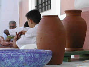 Manos y corazones dan vida al barro en Camagüey