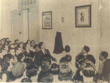 Bajo la imagen de Abel, un desafío de los estudiantes