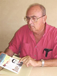 Elpidio Lezcano señala con su dedo la imagen de la figura de Abel. (Foto: Jorge Luis Téllez).