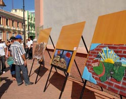 Autores camagüeyanos donan murales de cerámica artística. (Foto: AIN).