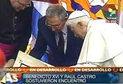 Raúl Castro y Benedicto XVI intercambian obsequios de cortesía