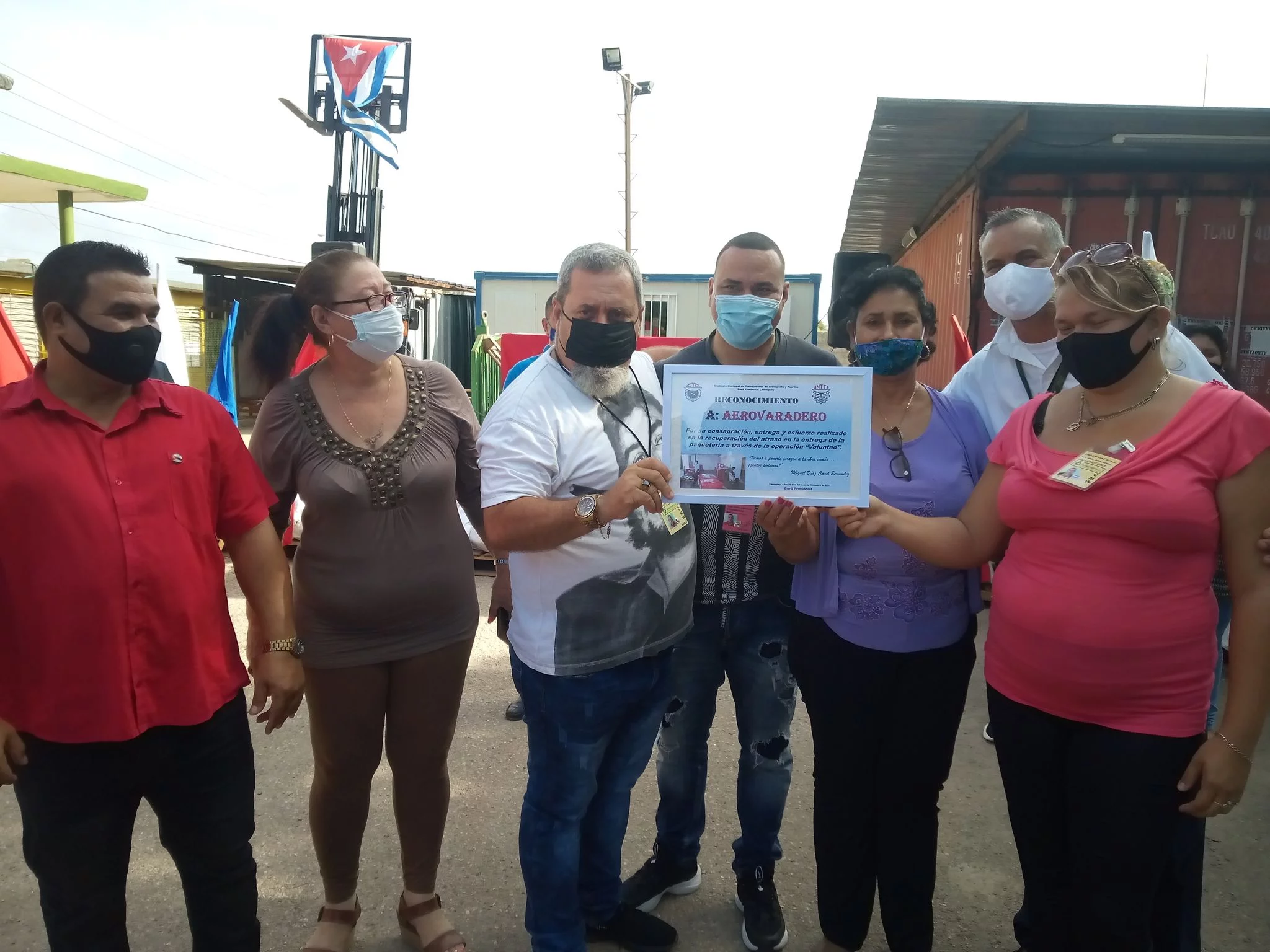 Comprometidos trabajadores de Aerovaradero en Camagüey con la entrega a tiempo de la paquetería (+ Fotos)