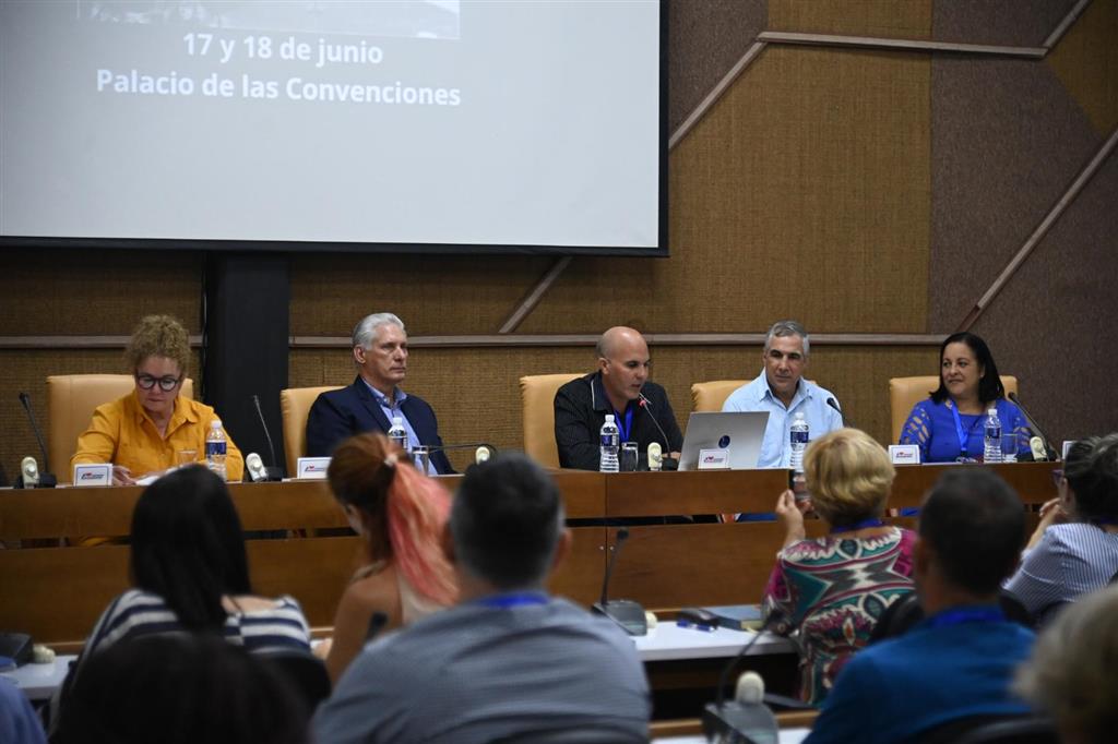 Participa Díaz-Canel en cierre de Conferencia de informáticos de Cuba