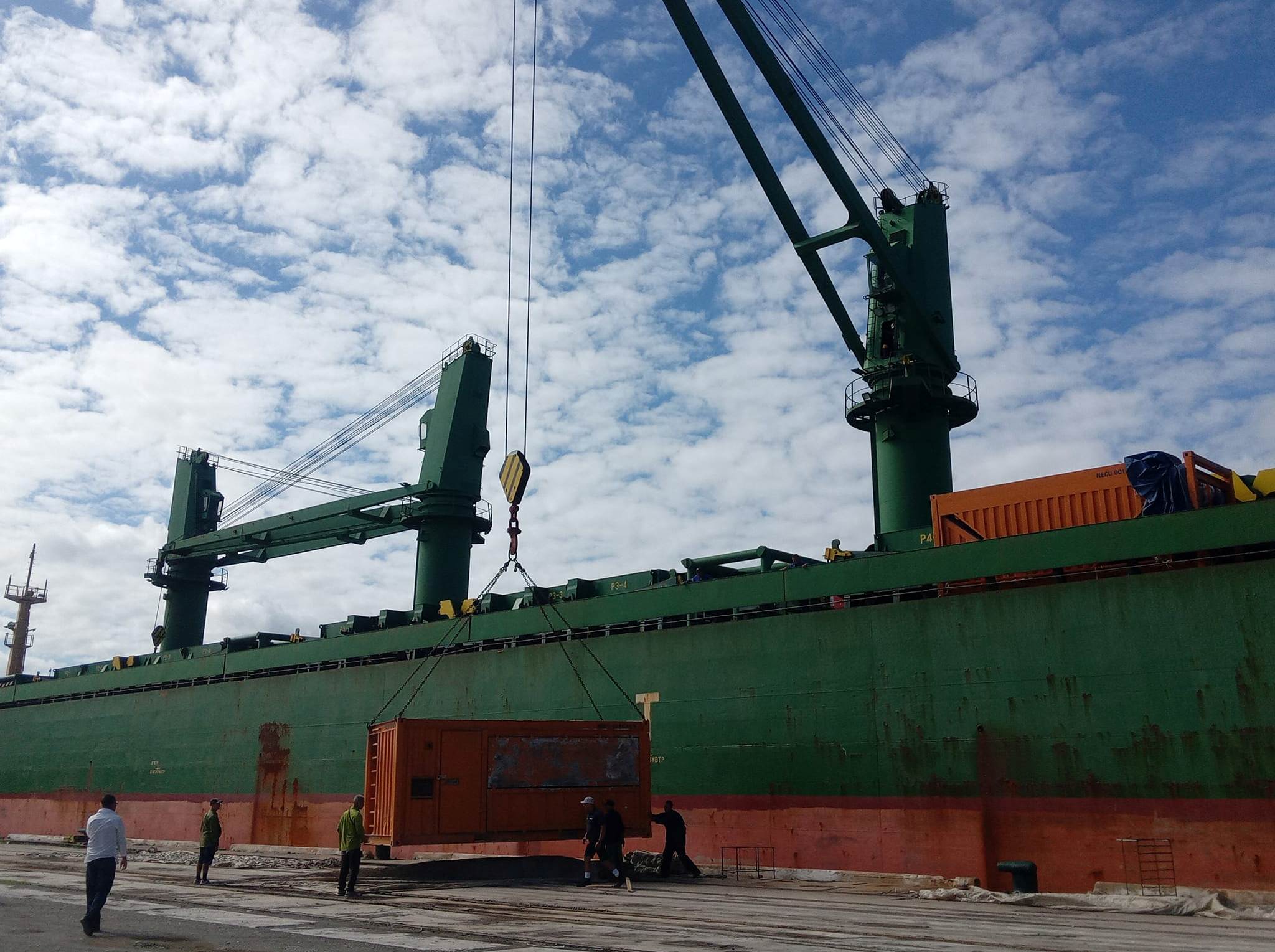 Un navire transportant du riz pour le panier alimentaire familial arrive dans le port de Nuevitas