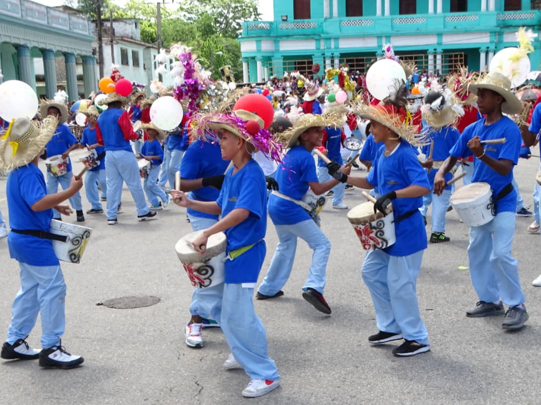 Congas, troupes et chars d'enfants ont accueilli l'été à Camagüey