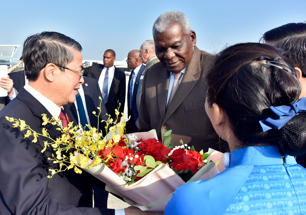 Le président du Parlement cubain arrive au Vietnam en visite officielle
