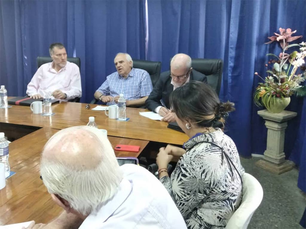 Expresidente de Colombia se reunió con economistas de Cuba