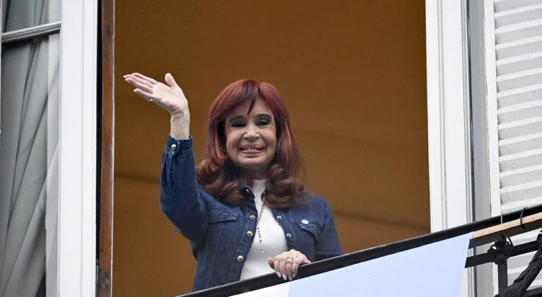Recibe alta médica expresidenta argentina Cristina Fernández
