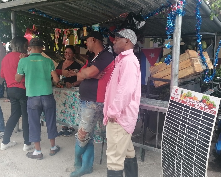 Destacados trabajadores camagüeyanos recorren sitios de interés económico y social
