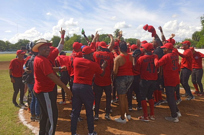 Baseball Sugar League: Los Colosos enjoyed it and so did the batey