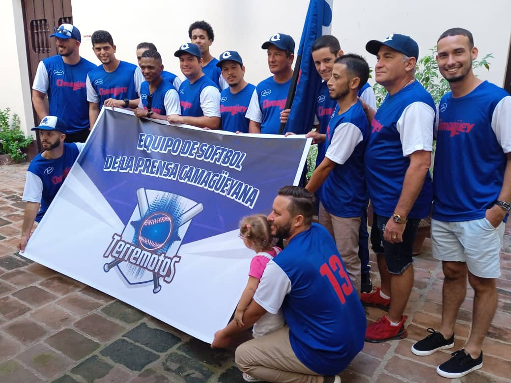 Abanderan equipo de Camagüey a Torneo Nacional de Softbol de la Prensa (+ Foto y Audio)