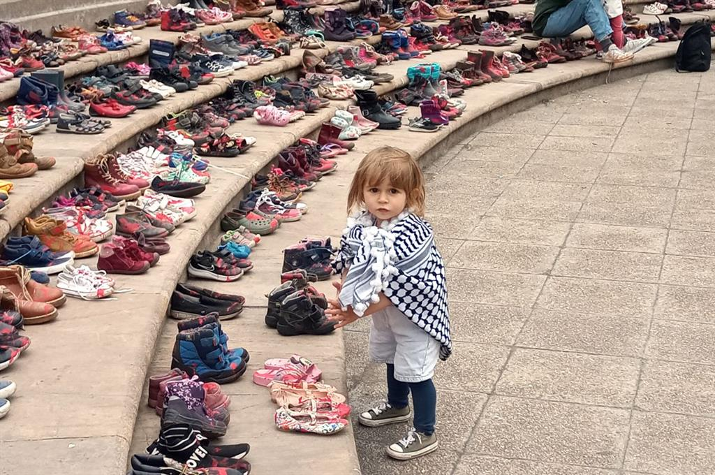 Zapatos ante La Moneda para rechazar asesinato de niños palestinos (+ Fotos)
